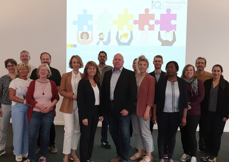 Gruppenfoto mit Staatsrätin Karin Treu und den Mitarbeitenden des IQ Netzwerk Bremen.