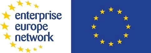 Das Logo des Enterprise Europe Network (EEN). Auf der linken Seite steht der Name, im Hintergrund ist ein Kreis aus gelben Sternen. Auf der rechten Seite ist die Europaflagge zu sehen