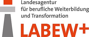 Das Logo der LabeW+ - Landesagentur für berufliche Weiterbildung und Transformation enthält den Schriftzug der LabeW+ sowie die abstrakte Darstellung eines Leuchtturms